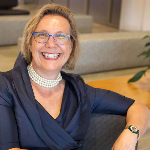 Prof Evelyne de Leeuw